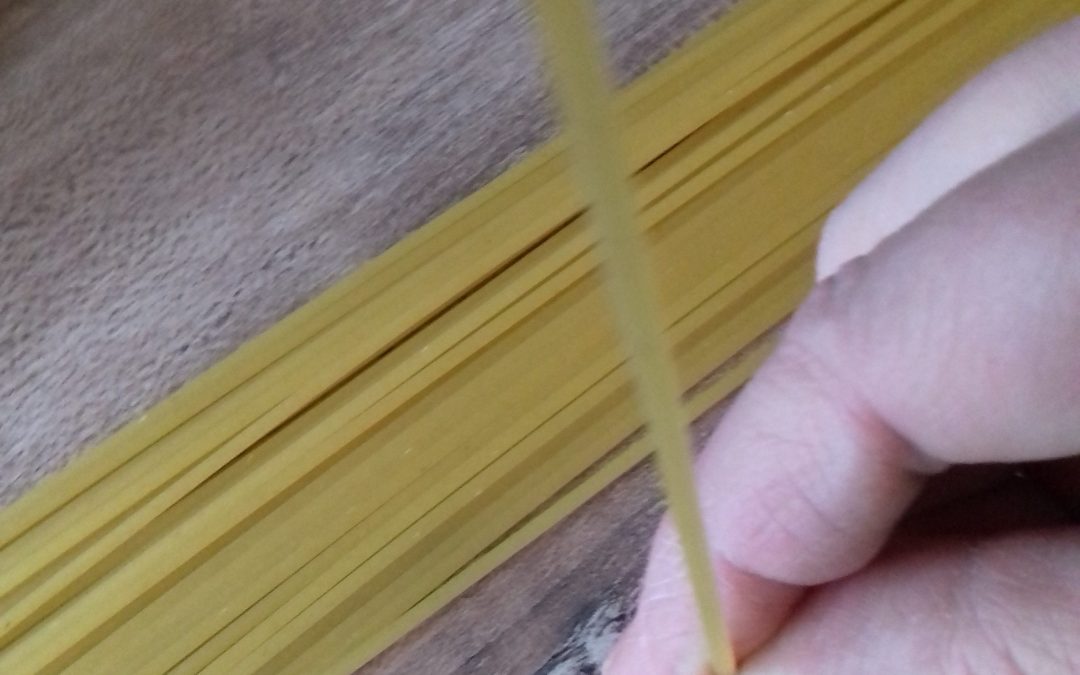 jeu de motricité fine : spaghettis et macaronis