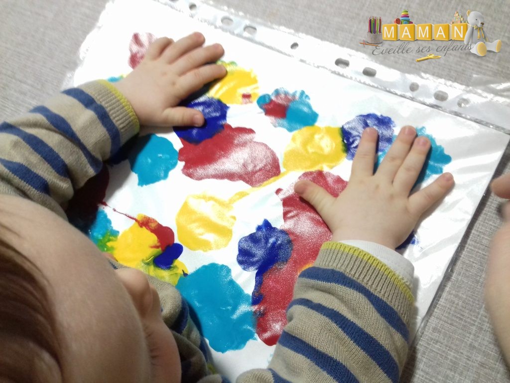 Activité peinture propre pour vos bébés. Chez nous c'était mitigé